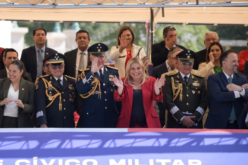 Maru Campos encabeza desfile por el 216 Aniversario de la Independencia de México